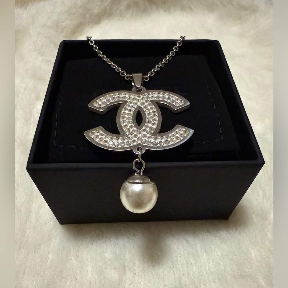 Silver Crystal Pendant Necklace with Pearl Drop - Picture 4 of 7